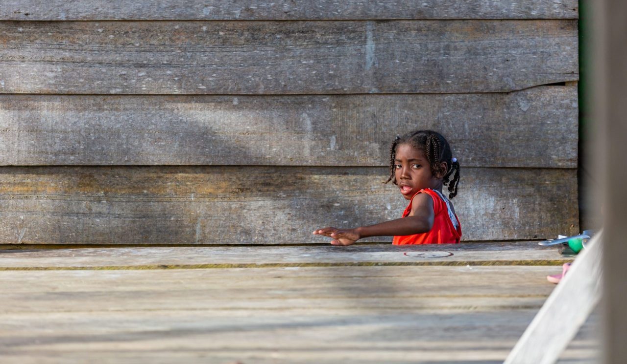 Se crea un punto focal a la niña teniendo como objetivo resaltar el tema principal asociado a la vinculación de niños y niñas en el conflicto.