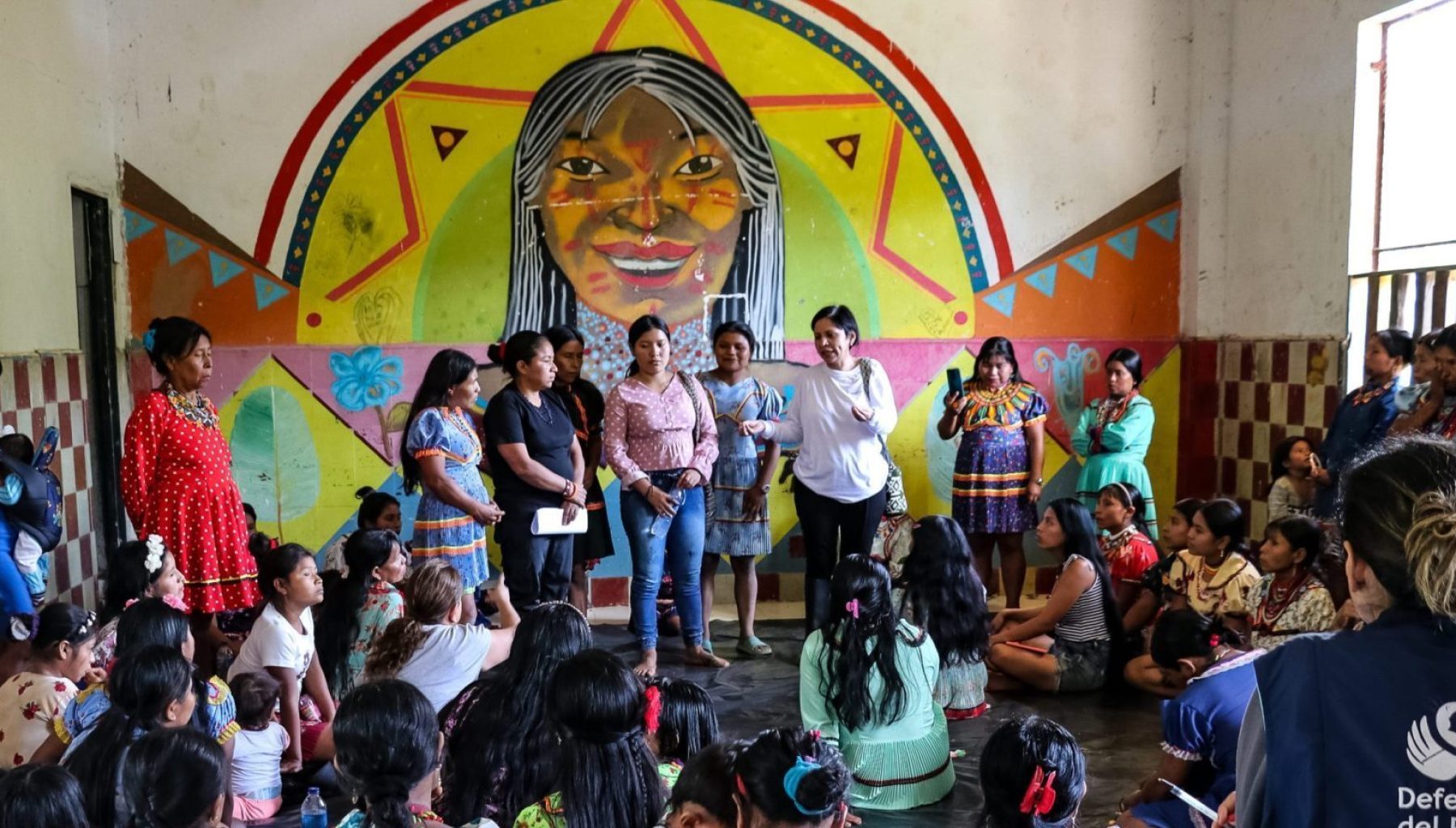 Mujeres de una comunidad indígena recibiendo información relevante demostrando interés y acogida a dicha Reunión.